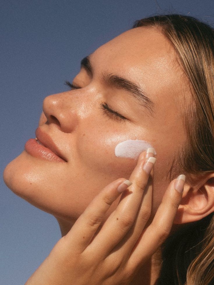 استفاده از ضدآفتاب و کرم روی صورت
